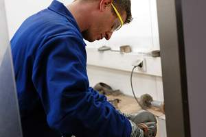 Herstellung Edelstahlauspuff in Handarbeit - Schleifkammer