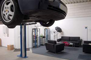 Eingang DW-Technik mit Fahrerlager und Hebebühne