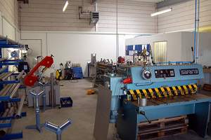 Produktionshalle mit Blick auf verschiedene Verarbeitungsbereiche